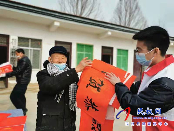 民權(quán)縣團(tuán)委開展“送福進(jìn)農(nóng)家，快樂中國年”春聯(lián)義寫活動(dòng)