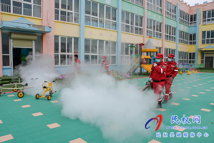 迎開(kāi)學(xué)！民權(quán)縣人和鎮(zhèn)斑馬救援隊(duì)義務(wù)消毒忙