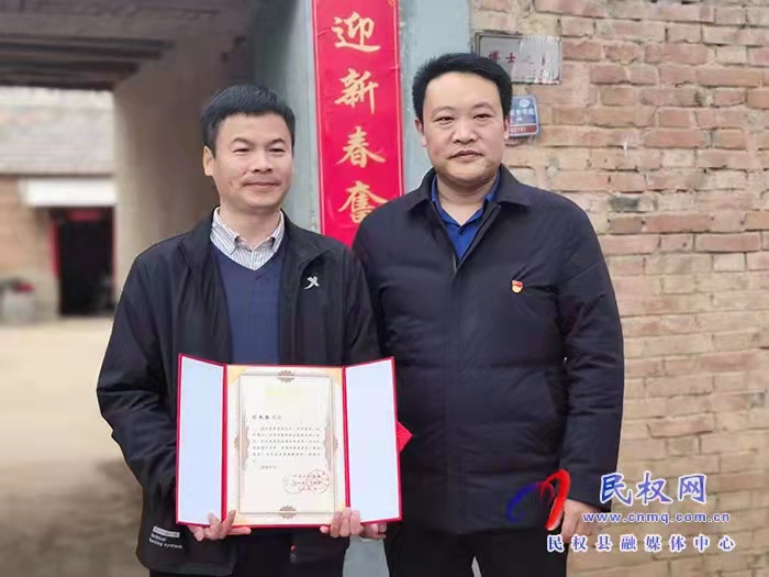 縣委常委、組織部長(zhǎng)王義彬?yàn)椴┦考彝ナ谂? title=