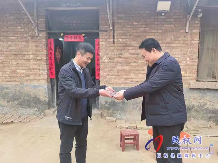 縣委常委、組織部長(zhǎng)王義彬?yàn)椴┦考彝ナ谂? title=