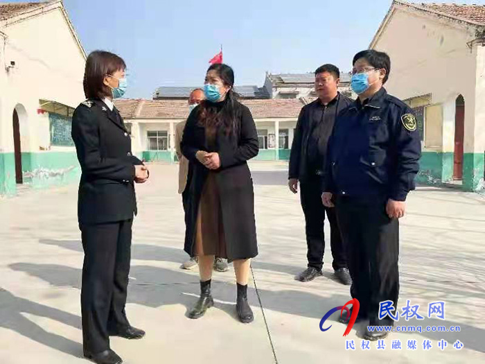 縣委常委、副縣長(zhǎng)于茜來(lái)到花園鄉(xiāng)參加植樹(shù)活動(dòng)