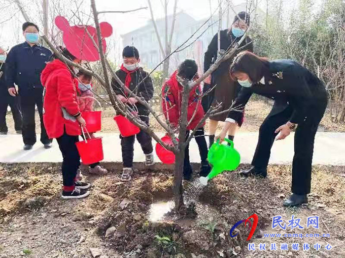 縣委常委、副縣長(zhǎng)于茜來(lái)到花園鄉(xiāng)參加植樹(shù)活動(dòng)