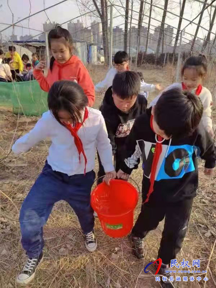 求實“小農夫”勞育課程遇上了植樹節(jié)，這些畫面也太溫馨了！