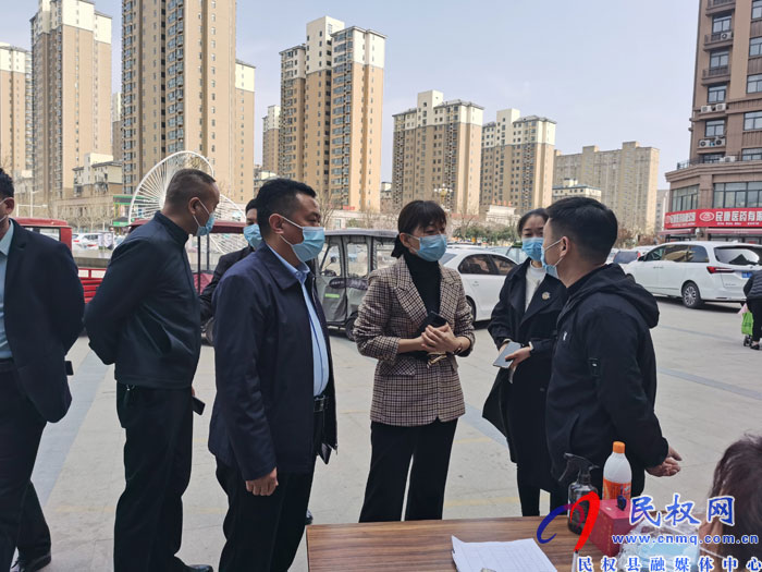 縣委常委、副縣長(zhǎng)于茜、高新區(qū)副主任張玉棟?rùn)z查督導(dǎo)口岸、市場(chǎng)保供疫情防控工作