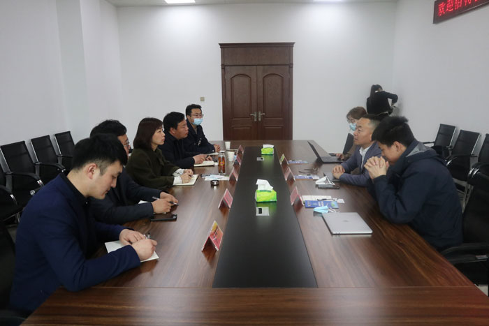 縣委常委、副縣長于茜會(huì)見客商