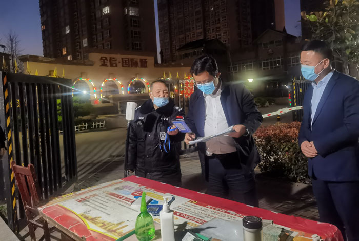 縣委常委、統(tǒng)戰(zhàn)部長(zhǎng)、南華街道辦事處黨工委書記李君督導(dǎo)疫情防控工作