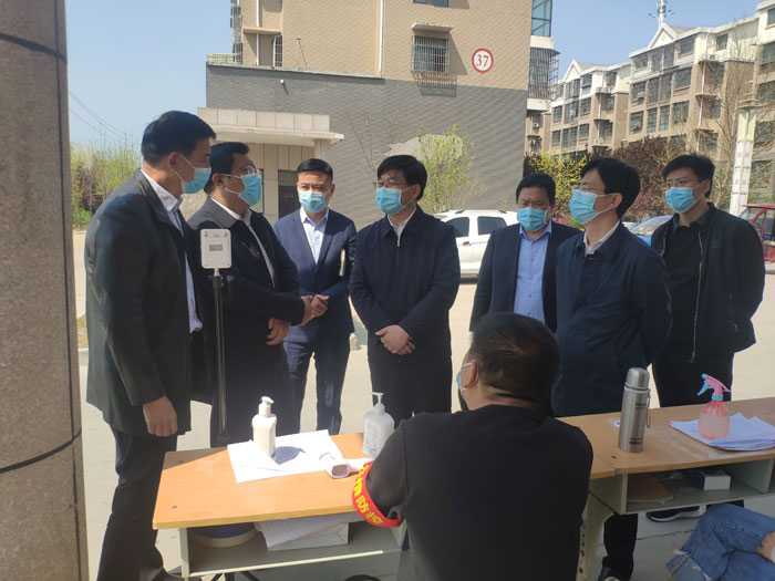 縣委書記張團結調研疫情防控工作
