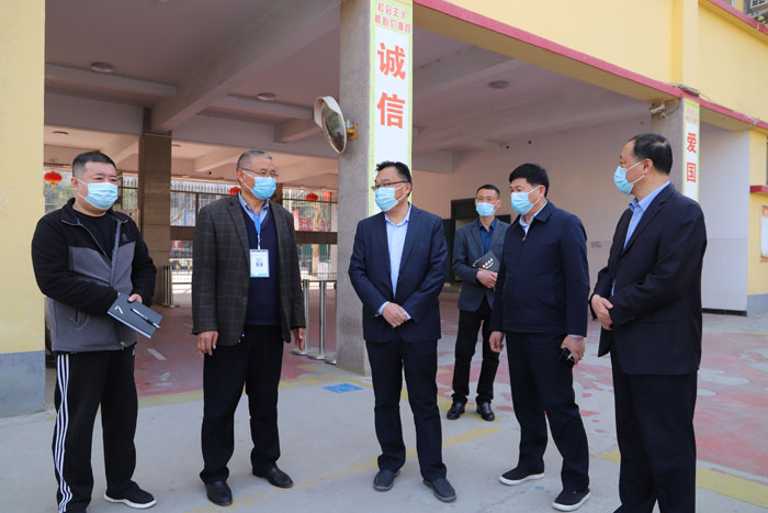 縣委常委、宣傳部長、副縣長畢道喜查看校園疫情防控工作