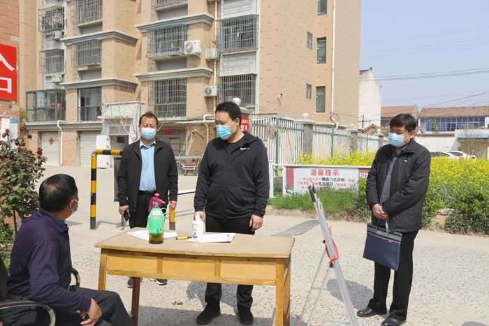 縣委常委、組織部長王義彬暗訪督導群防群控工作