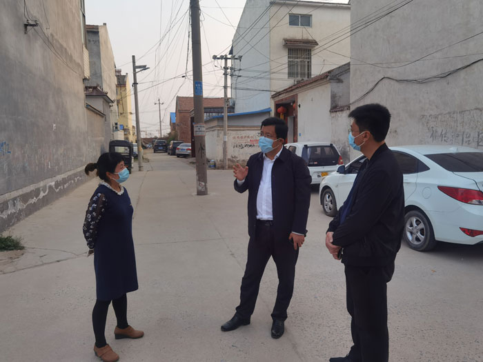 縣委常委、統(tǒng)戰(zhàn)部長、南華街道辦事處黨工委書記李君督導(dǎo)疫情防控和全民核酸檢測準備工作