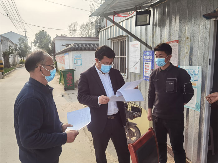 縣委常委、統(tǒng)戰(zhàn)部長、南華街道辦事處黨工委書記李君督導(dǎo)疫情防控和全民核酸檢測工作