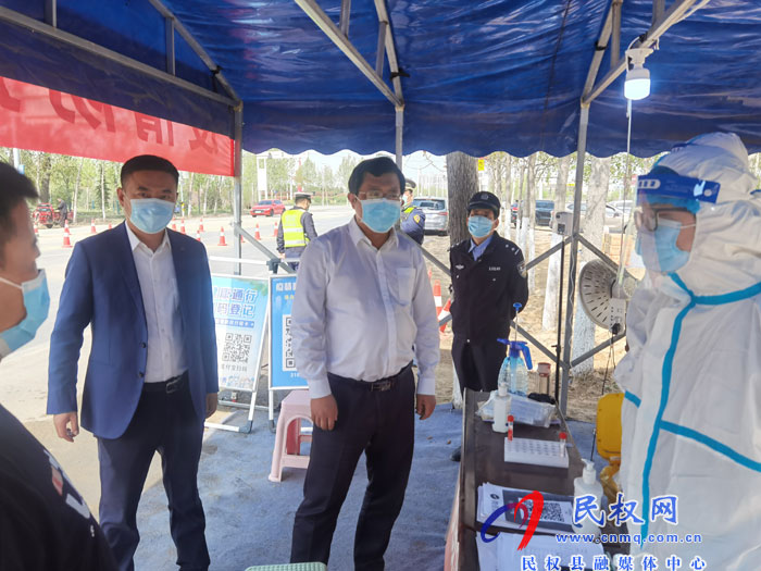 縣委常委、統(tǒng)戰(zhàn)部長、南華街道辦事處黨工委書記李君慰問疫情防控一線工作人員
