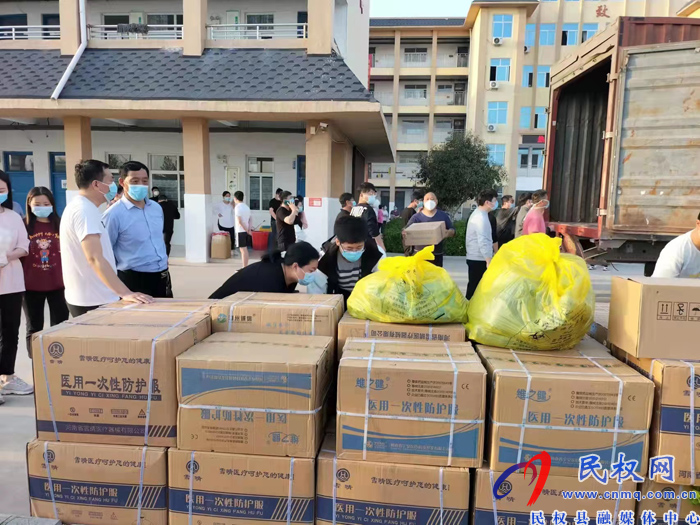 民權縣衛(wèi)健委機關黨委書記、黨組成員、副主任孫濤到永城市慰問民權縣支援永城核酸采樣隊人員
