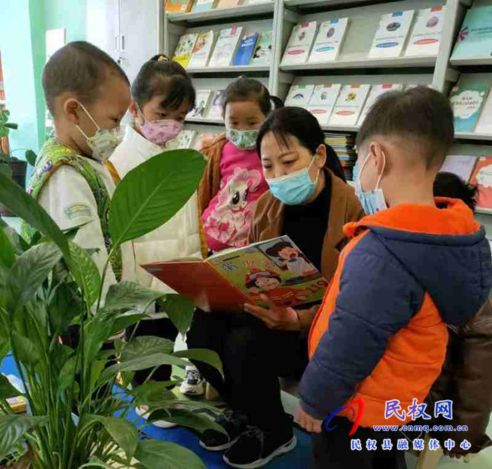 享受書香濃，閱讀“閱”美麗。民權(quán)縣幼兒園疫情期間持續(xù)推進(jìn)書香校園建設(shè)活動(dòng)，家園共育、親子共讀，書香家庭