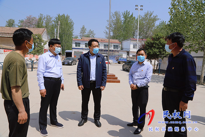 縣委常委、組織部長王義彬慰問戰(zhàn)“疫”一線黨員