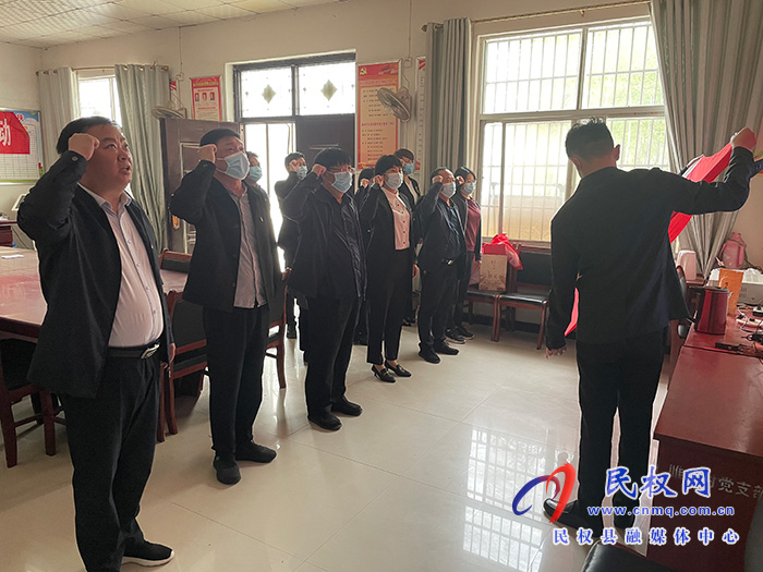 縣政協(xié)副主席張啟付到綠洲辦睢南村慰問(wèn)一線防控人員并參加主題黨日“1+N”活動(dòng)