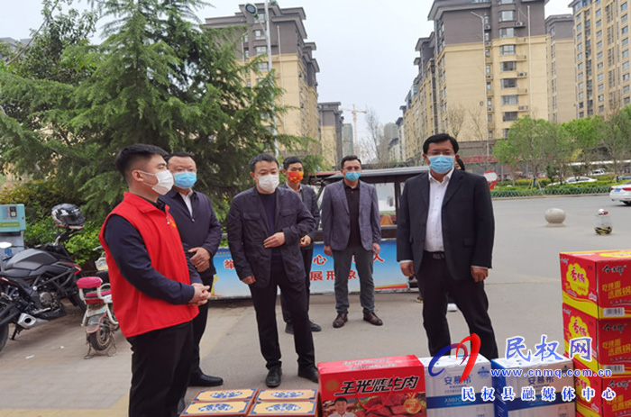 縣委常委、統(tǒng)戰(zhàn)部長、南華街道辦事處黨工委書記李君看望慰問疫情防控一線人員