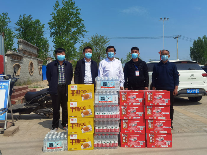 縣委常委、統(tǒng)戰(zhàn)部長、南華街道辦事處黨工委書記李君看望慰問疫情防控一線人員