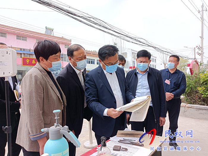 縣委常委、宣傳部長、副縣長畢道喜督導(dǎo)檢查學(xué)校疫情防控和全縣九年級第一次模擬考試工作