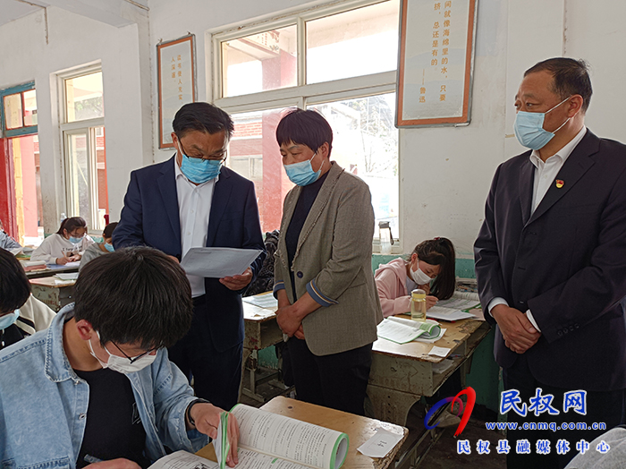縣委常委、宣傳部長、副縣長畢道喜督導(dǎo)檢查學(xué)校疫情防控和全縣九年級第一次模擬考試工作