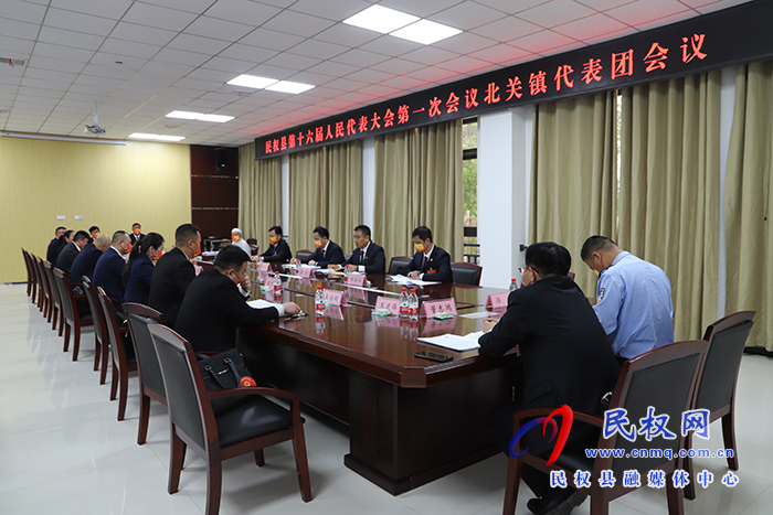 縣領導周明河、王景義參加各代表團審議
