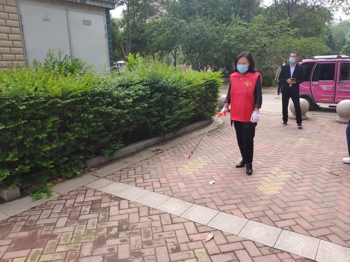縣領(lǐng)導王靜嫻、畢道喜參加義務勞動