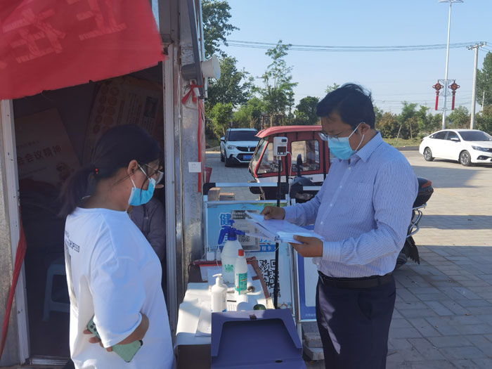 縣委常委、統(tǒng)戰(zhàn)部長(zhǎng)、南華街道辦事處黨工委書記李君督導(dǎo)疫情防控和全民核酸檢測(cè)工作