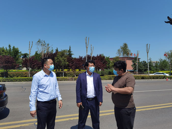 縣委常委、統(tǒng)戰(zhàn)部長(zhǎng)、南華街道辦事處黨工委書(shū)記李君督導(dǎo)疫情防控工作