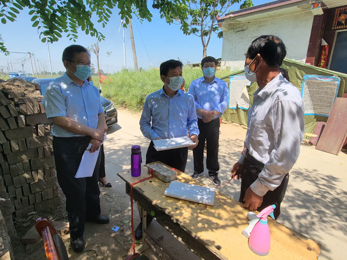 縣委常委、政法委書記陳鴻志到程莊鎮(zhèn)督導(dǎo)檢查疫情防控工作