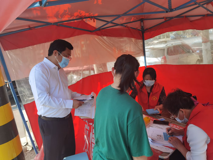 縣委常委、統(tǒng)戰(zhàn)部長、南華街道辦事處黨工委書記李君督導(dǎo)疫情防控工作