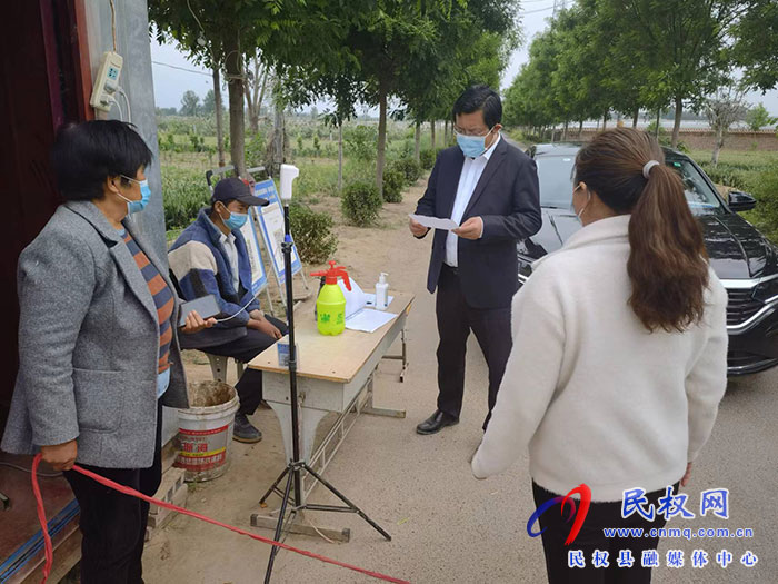 縣委常委、統(tǒng)戰(zhàn)部長、南華街道辦事處黨工委書記李君暗訪疫情防控工作