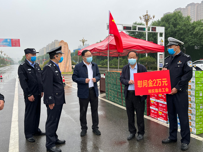 縣領導栗團結(jié)、瞿志君慰問抗疫一線人員