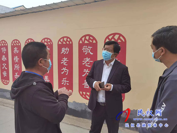 縣委常委、統(tǒng)戰(zhàn)部長、南華街道辦事處黨工委書記李君督導疫情防控工作