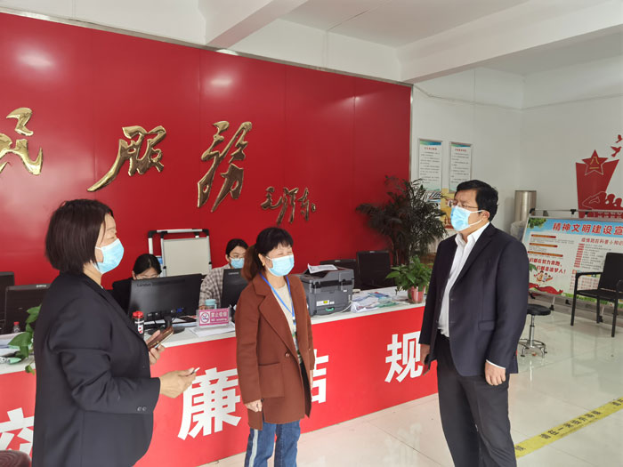 縣委常委、統(tǒng)戰(zhàn)部長、南華街道辦事處黨工委書記李君深入南華街道辦事處督導(dǎo)疫情防控和全民核酸檢測工作