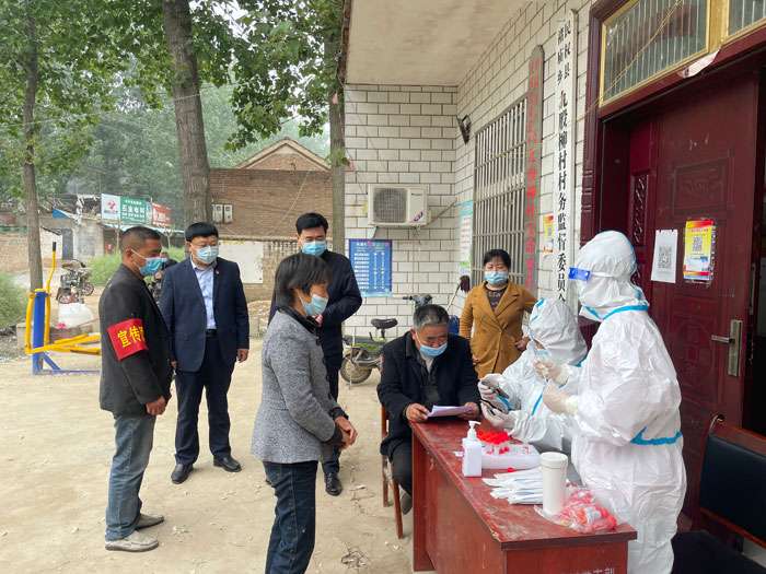 縣人大常委會(huì)副主任薛坤督導(dǎo)核酸檢測和疫情防控工作