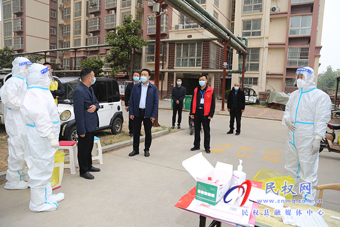 縣委常委、組織部長(zhǎng)王義彬督導(dǎo)核酸檢測(cè)工作