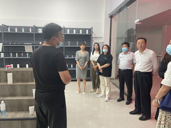 斜杠廣場創(chuàng)始人兼集團(tuán)副總裁趙國磊、商務(wù)主管李金瓊一行來民洽談電商直播基地合作項目