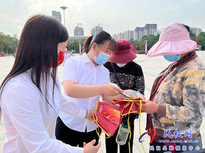 我縣開展中國計(jì)劃生育協(xié)會(huì)成立42周年宣傳服務(wù)活動(dòng)