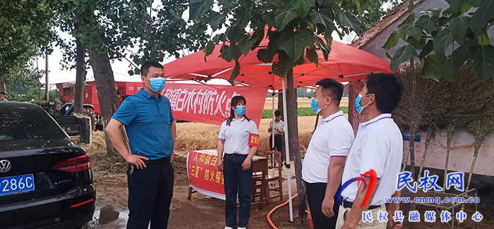 人和鎮(zhèn)政府鎮(zhèn)長(zhǎng)韓建深入到田間地頭、各防火服務(wù)點(diǎn)，查看“三夏”防火安全、物資儲(chǔ)備和值班值守等工作