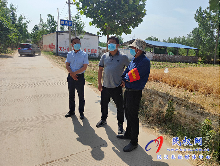 縣委常委、統(tǒng)戰(zhàn)部長、南華街道辦事處黨工委書記李君督導(dǎo)“三夏”生產(chǎn)、秸稈禁燒、疫情防控和“五星”支部創(chuàng)建