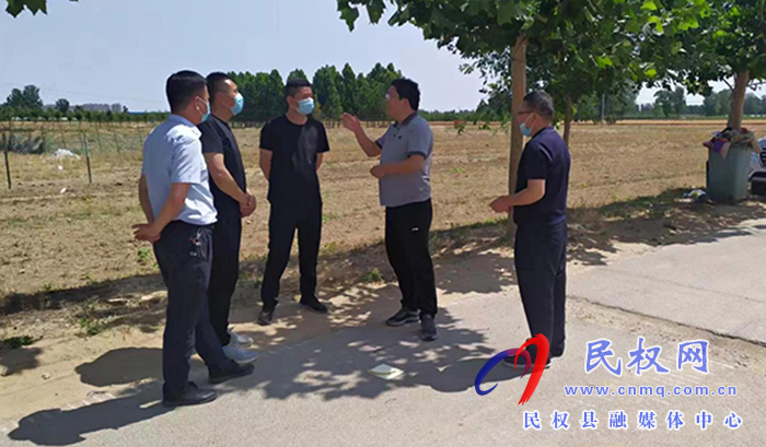 縣委常委、統(tǒng)戰(zhàn)部長、南華街道辦事處黨工委書記李君督導(dǎo)“三夏”生產(chǎn)、秸稈禁燒、疫情防控和“五星”支部創(chuàng)建