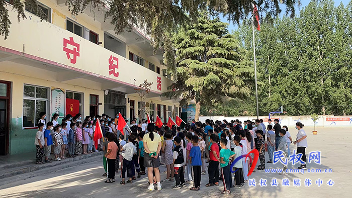 民權(quán)縣糧食收購(gòu)儲(chǔ)備中心赴大陳莊小學(xué)開展“唱支紅歌給黨聽”活動(dòng)