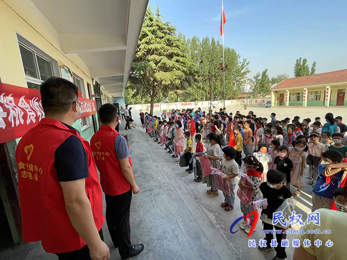 民權(quán)縣糧食收購(gòu)儲(chǔ)備中心赴大陳莊小學(xué)開展“唱支紅歌給黨聽”活動(dòng)