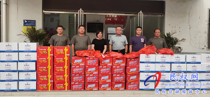 縣委統(tǒng)戰(zhàn)部副部長(zhǎng)、縣工商聯(lián)黨組書記趙軍帶領(lǐng)愛心企業(yè)到胡集鄉(xiāng)慰問“三夏”一線工作人員