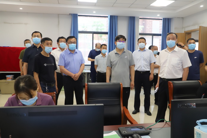 縣委書記張團結(jié)查看我縣高考準備工作