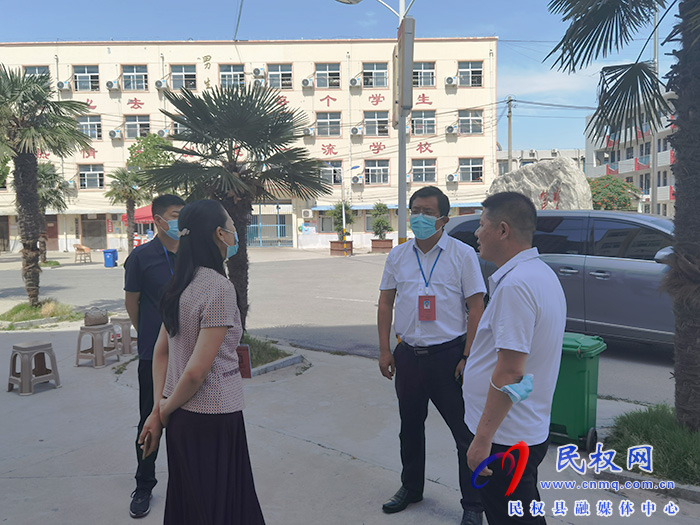 縣委常委、統(tǒng)戰(zhàn)部長、南華街道辦事處黨工委書記李君督查高考工作