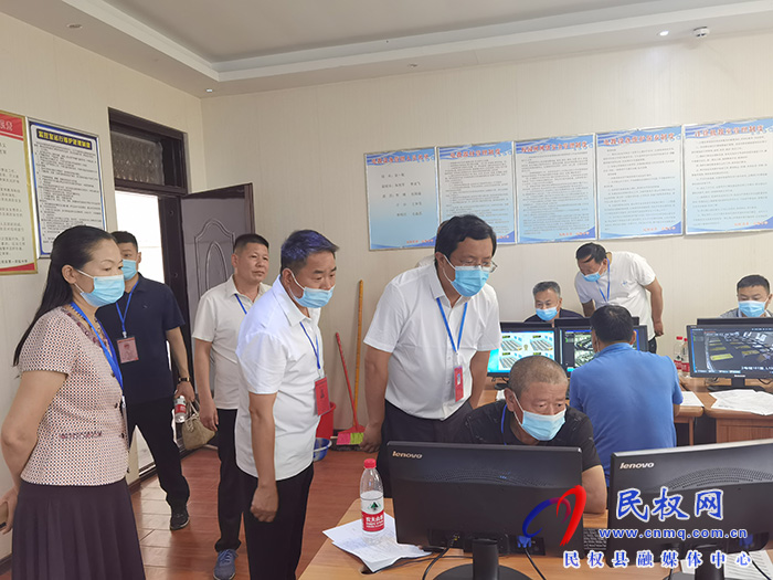 縣委常委、統(tǒng)戰(zhàn)部長、南華街道辦事處黨工委書記李君督查高考工作