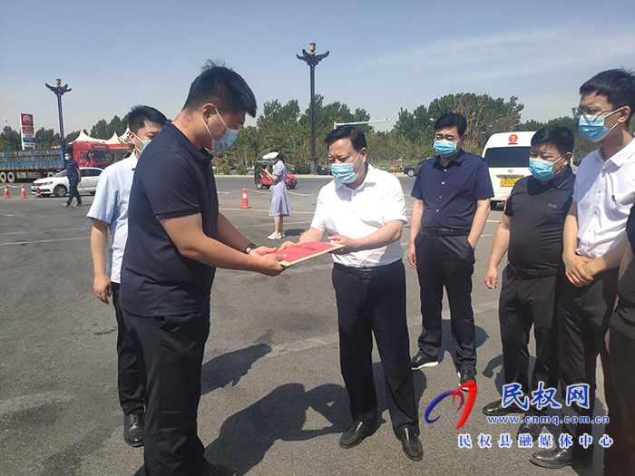 縣人大常委會(huì)黨組副書(shū)記石克林、副主任薛坤帶隊(duì)看望慰問(wèn)防疫人員