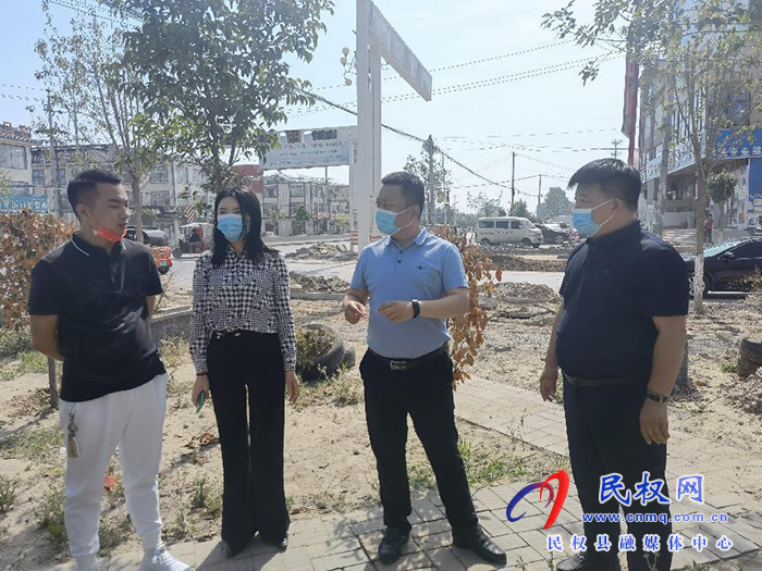 人和鎮(zhèn)黨委書記張翼、政府鎮(zhèn)長韓建深入各村委督導(dǎo)查看人居環(huán)境整治提升工作開展情況