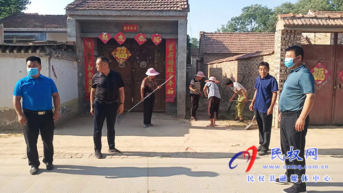 人和鎮(zhèn)黨委書記張翼、政府鎮(zhèn)長韓建深入各村委督導(dǎo)查看人居環(huán)境整治提升工作開展情況